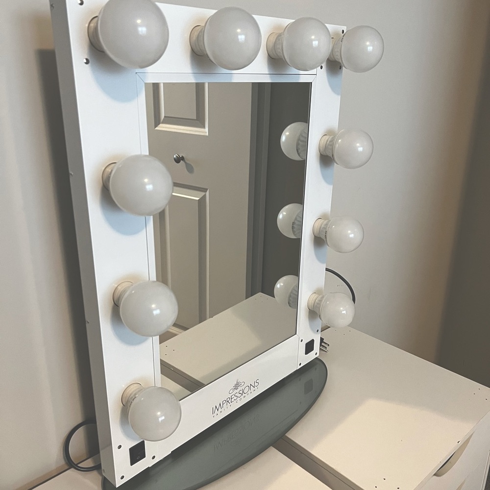 Impressions Hollywood vanity mirror